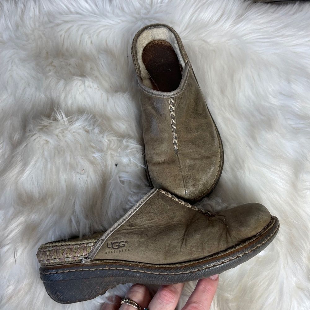 UGG Kohala Tan Suede/Sheepskin Lined Clogs Sz 6